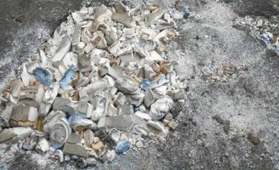 В Луганской области дорожную яму заделали слепками челюстей (фото)