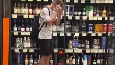 В Киеве тиктокер хотел снять видео и разбил в магазине бутылку виски за 7,5 тыс. долларов