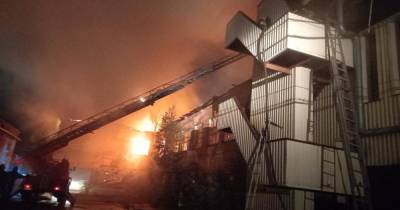 Пожар охватил здание на площади в 500 "квадратов" под Иваново