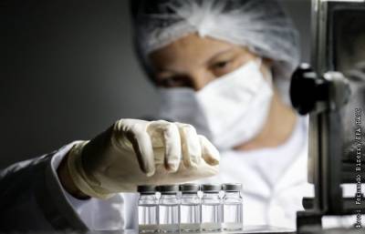 В РФ начались испытания комбинации вакцин AstraZeneca и "Спутник Лайт"