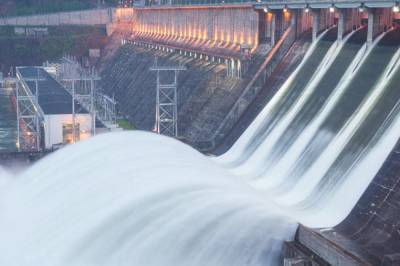 Бурейская ГЭС ведет сброс воды