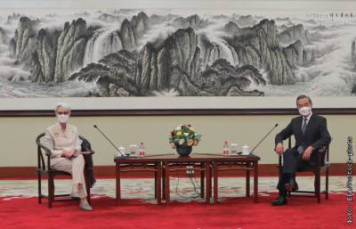 МИД КНР предложил США сделать выбор между развитием и конфронтацией