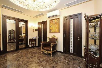Квартира с декором «под золото» продается в центре Новосибирска за 45 млн рублей