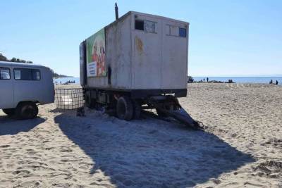 В Кабанском районе Бурятии наказали передвижную баню на пляже Байкала