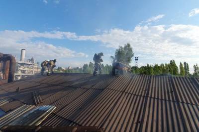 Рано утром во вторник в Волгограде загорелась крыша здания