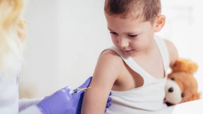 Вакцинация детей 5-11 лет откладывается: фирме Pfizer велели расширить испытания