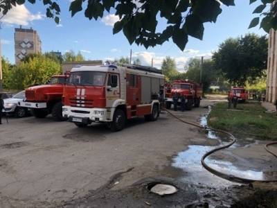 В Миассе пожарные эвакуировали из горящего дома десять человек