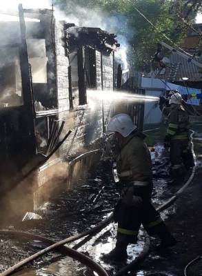 В Трусовском районе Астрахани за сутки сгорели дом, хозпостройка и автомобиль