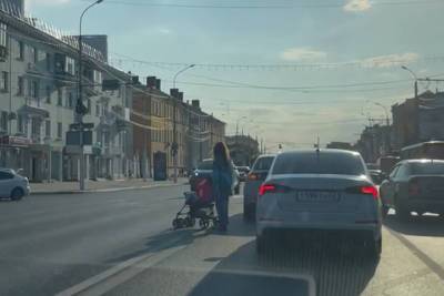 На Первомайском проспекте в Рязани засняли женщину с коляской вне перехода