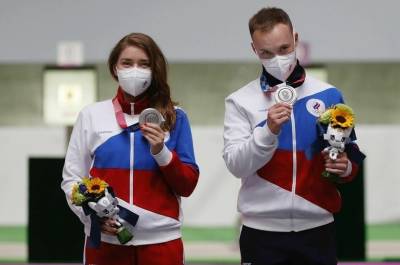Бацарашкина и Черноусов выиграли серебро Олимпиады в стрельбе из пистолета с 10 метров в миксте