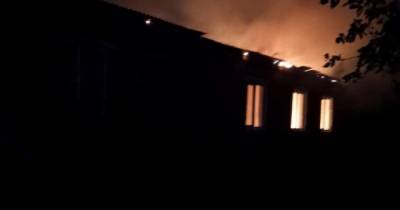 На Ровенщине из-за удара молнии загорелась школа (ФОТО)