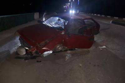 В Тверской области водитель врезался в ограждение и сбежал, оставив пассажирку