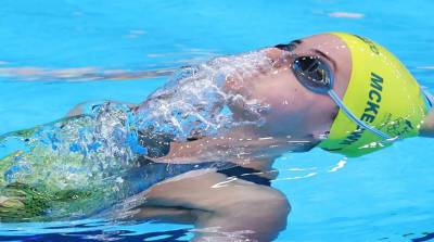 Австралийка Маккаун выиграла золото Олимпиады в заплыве на 100 м на спине