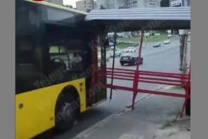 В Киеве остановка врезалась в троллейбус