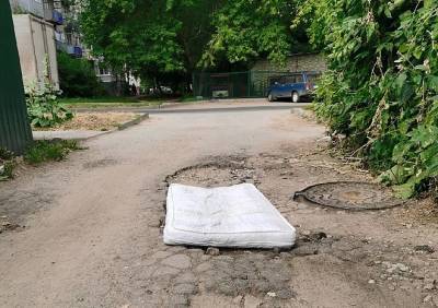 Рязанцы «отремонтировали» дорогу на улице Рыбацкой матрасом