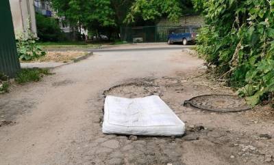 Жители улицы Рыбацкой в Рязани заделали яму матрасом