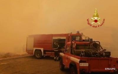 На островах в Италии бушуют лесные пожары
