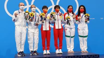 Китаянки выиграли золото в синхронных прыжках в воду с вышки на ОИ в Токио