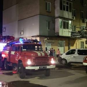 В Бердянске на пожаре в четырехэтажном доме спасли мужчину. Фото