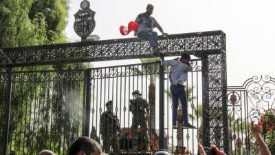 Ситуация в Тунисе: мир обеспокоен