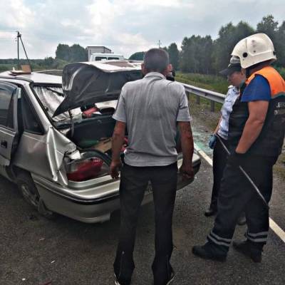 На кузбасской трассе автомобиль Daewoo врезался в отбойник, есть пострадавший