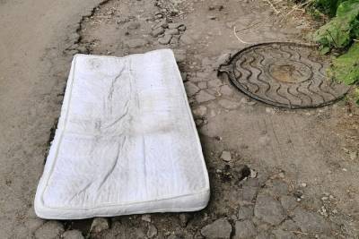 На улице Рыбацкой в Рязани дорожную яму заделали матрасом