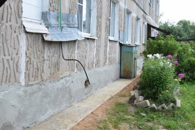 В Оленино по просьбе жителей отремонтировали фундамент дома