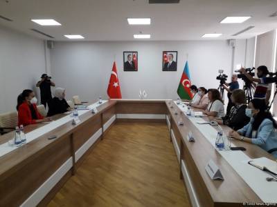В Баку прошла встреча председателя женского крыла правящей партии Турции и главы госкомитета Азербайджана (ФОТО)