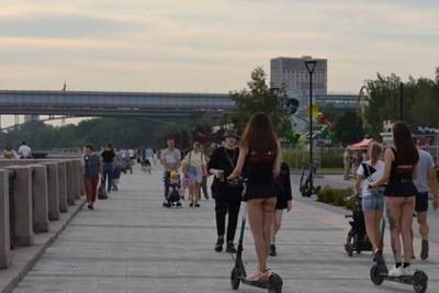 Россиянка возмутилась внешним видом девушек в оголяющих ягодицы юбках на улице