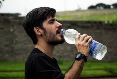 Ученые рассказали о вреде питья большого количества воды