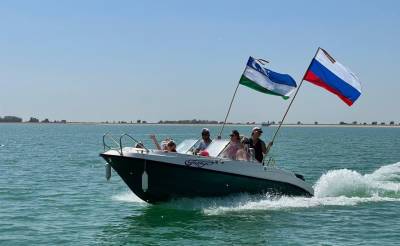 В Узбекистане энтузиасты отметили День военно-морского флота России парадом катеров. Видео