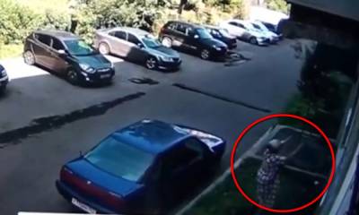 Женщина поймала ребенка, который выпал из окна, пока родители не видели