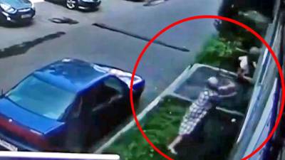 В Кузбассе женщина спасла жизнь выпавшему из окна малышу (видео)