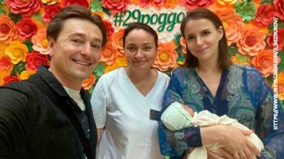 Сергей Безруков показал фото супруги с новорожденным сыном