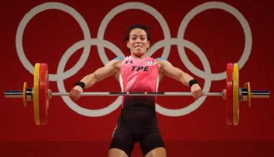 Куо Син-Чжунь из Китайского Тайбэя выиграла золото Олимпиады в тяжелой атлетике до 59 кг