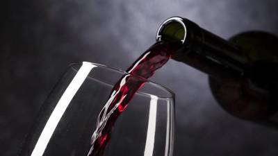 Мужчина похитил бутылку итальянского вина из ресторана в центре Москвы