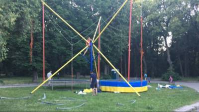 12-летнюю украинку спасают врачи после прыжков на батуте: "У девочки диагностировали..."