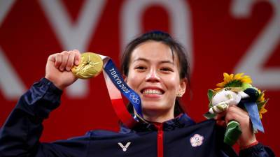 Штангистка Синчжунь завоевала золото с тремя олимпийскими рекордами