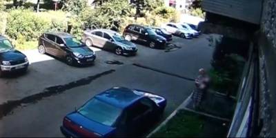 Видео: жительница Новокузнецка поймала упавшего из окна многоэтажки ребенка