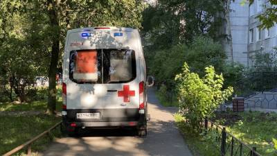 Юноша скончался после падения из окна многоэтажки в Екатеринбурге