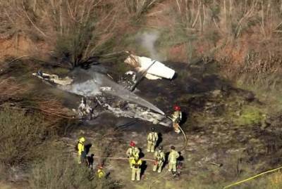 Самолет потерпел крушение, на месте падения возник мощный пожар: первые кадры трагедии в США