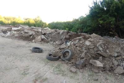 Овраг в Заводском районе продолжают засыпать строительным мусором, хотя районная администрация уверяет, что «свалка зачищена»