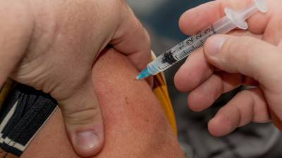 Прививки от COVID-19 сделали почти 1,3 миллиона петербуржцев