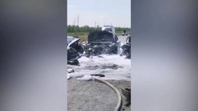 В массовом ДТП под Саратовом сгорели четыре машины