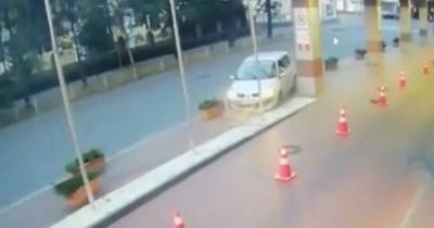 В Калининграде пьяный водитель врезался в клумбу и не смог сбежать с места аварии