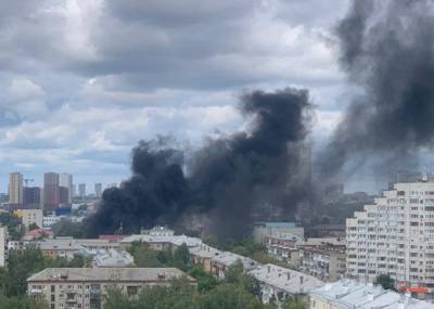 Небо над Екатеринбурга затянуло дымом из-за пожара в центре города