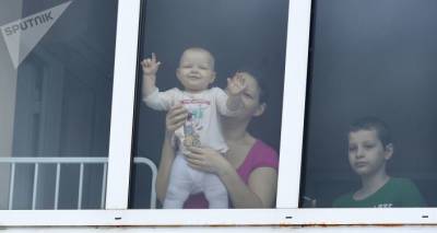 Пенсионерка из Новокузнецка поймала выпавшего из окна младенца - видео
