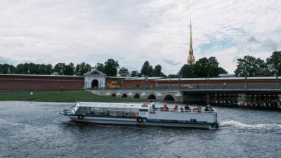 Туристы в Петербурге в 2021 году стали тратить больше