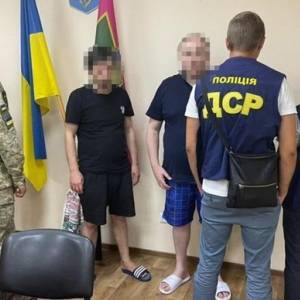 Двух «криминальных авторитетов» из РФ задержали в подсолнухах. Фото