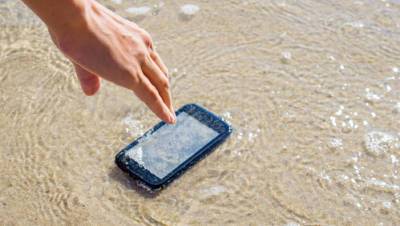 Ваш смартфон летом в опасности: как защитить его от жары, влаги, песка